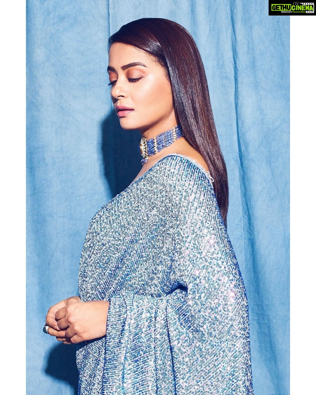 Surveen Chawla Instagram - Hold on.Iām having a SEQUIN moment šš¦ outfit -@houseofneetalulla Jewelry-@neetysinghjewellery Styled by-@who_wore_what_when photography- @sagarmohite96