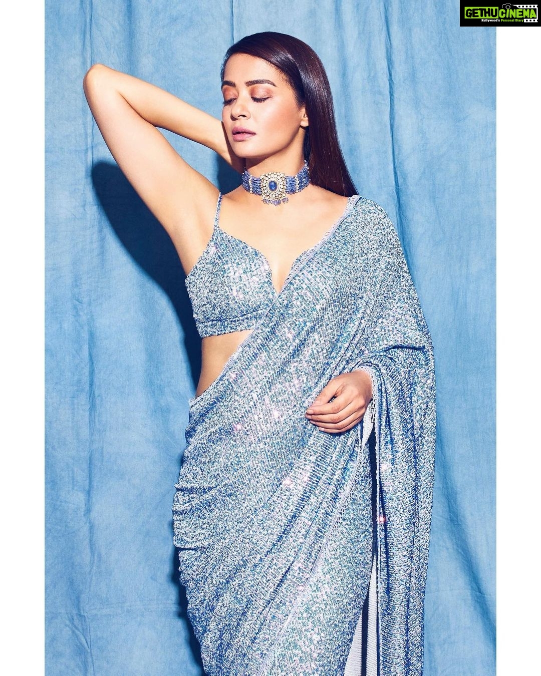 Surveen Chawla Instagram - Hold on.Iām having a SEQUIN moment šš¦ outfit -@houseofneetalulla Jewelry-@neetysinghjewellery Styled by-@who_wore_what_when photography- @sagarmohite96