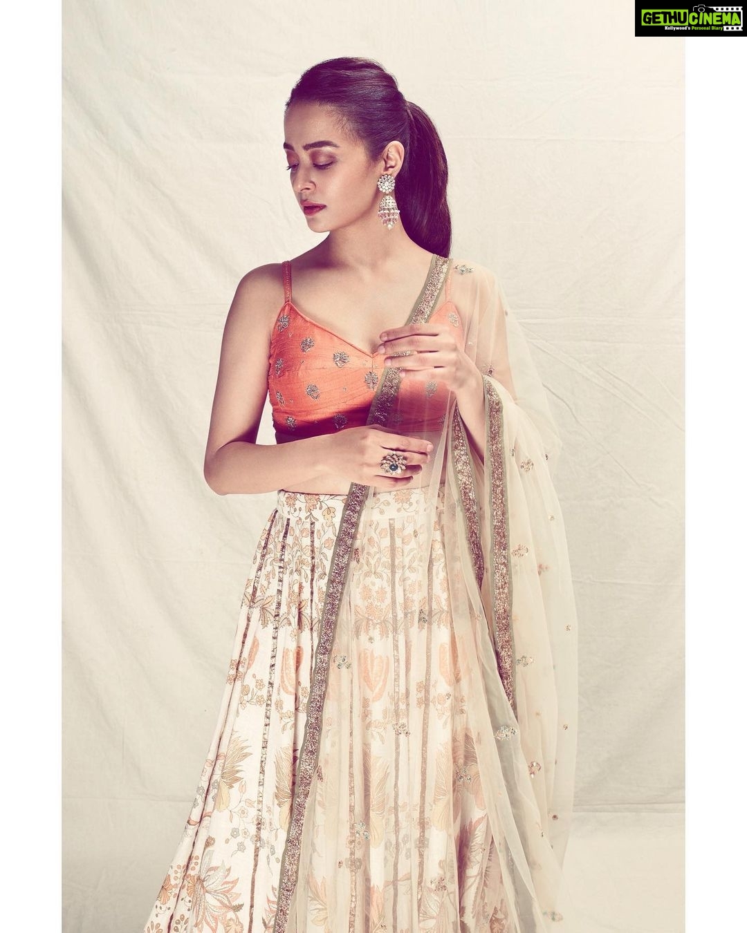 Surveen Chawla Instagram - Happy girls are the prettiest!! Especially when they’re happily dressed up☺️🧡 outfit - @ri_ritukumar Jewelry- @razwada.jewels Potli- @lovetobag Styled by-@who_wore_what_when photography- @sagarmohite96