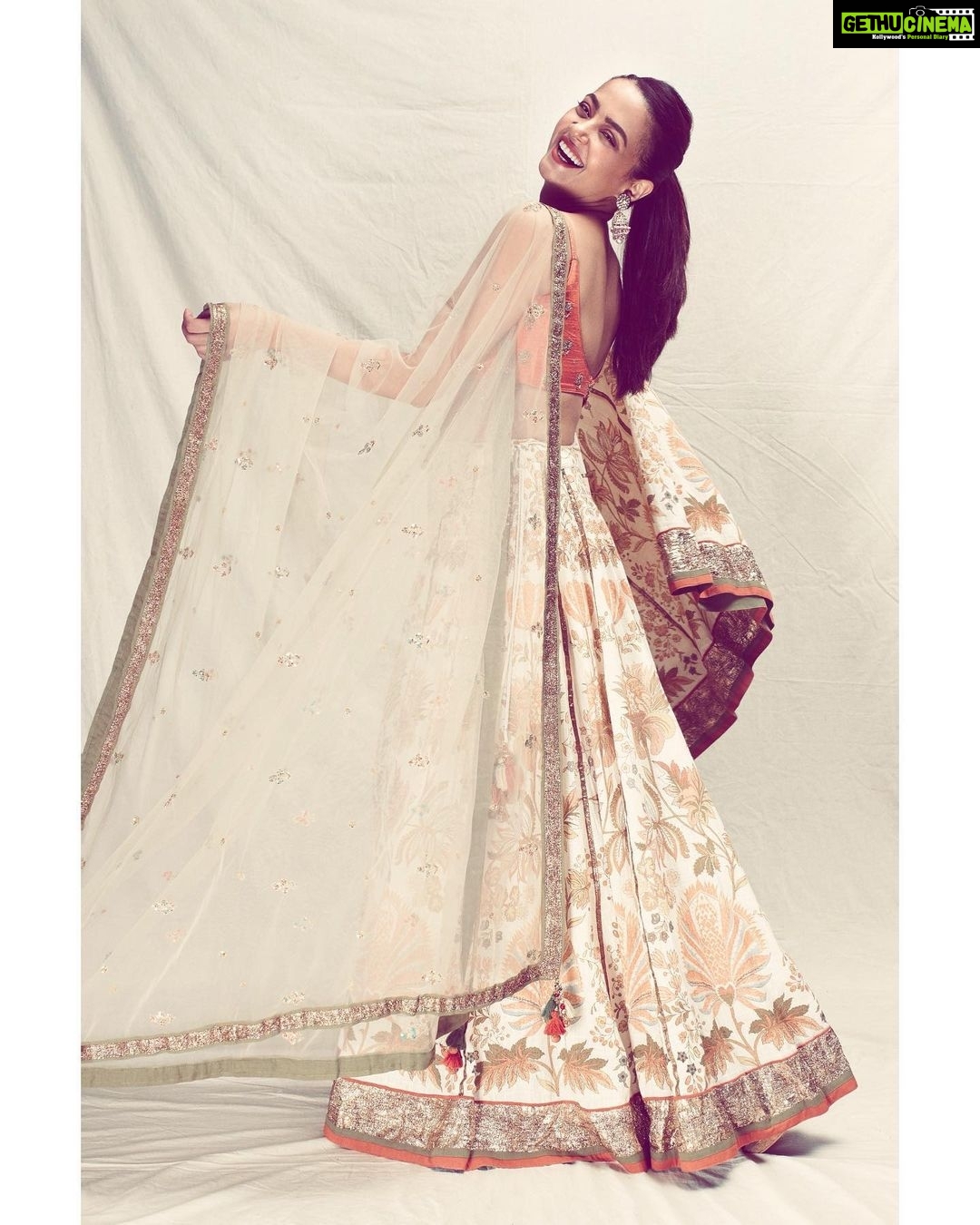 Surveen Chawla Instagram - Happy girls are the prettiest;especially when they’re happily dressed up!! ☺️🧡 outfit - @ri_ritukumar Jewelry- @razwada.jewels Potli- @lovetobag Styled by-@who_wore_what_when photography- @sagarmohite96