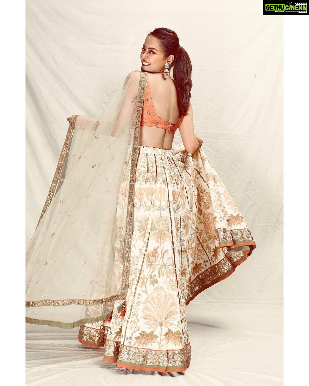 Surveen Chawla Instagram - Happy girls are the prettiest;especially when they’re happily dressed up!! ☺️🧡 outfit - @ri_ritukumar Jewelry- @razwada.jewels Potli- @lovetobag Styled by-@who_wore_what_when photography- @sagarmohite96