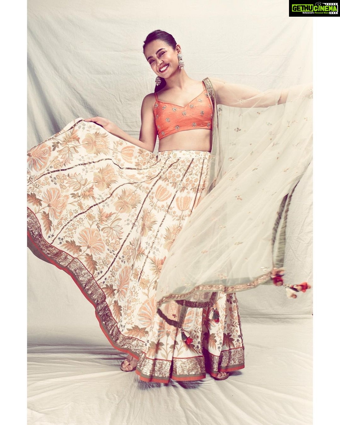 Surveen Chawla Instagram - Happy girls are the prettiest;especially when they’re happily dressed up!! ☺️🧡 outfit - @ri_ritukumar Jewelry- @razwada.jewels Potli- @lovetobag Styled by-@who_wore_what_when photography- @sagarmohite96