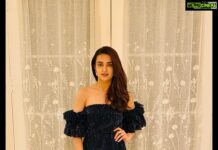 Surveen Chawla Instagram - For the wrap of an exciting project!! Outfit :- @azafashions @kanganatrehanofficial Jewellery:- @minerali_store Stylist:- @theiatekchandaney