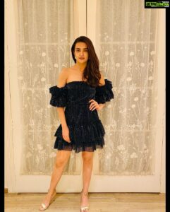 Surveen Chawla Instagram - For the wrap of an exciting project!! Outfit :- @azafashions @kanganatrehanofficial Jewellery:- @minerali_store Stylist:- @theiatekchandaney
