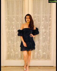 Surveen Chawla Instagram - For the wrap of an exciting project!! Outfit :- @azafashions @kanganatrehanofficial
Jewellery:- @minerali_store
Stylist:- @theiatekchandaney