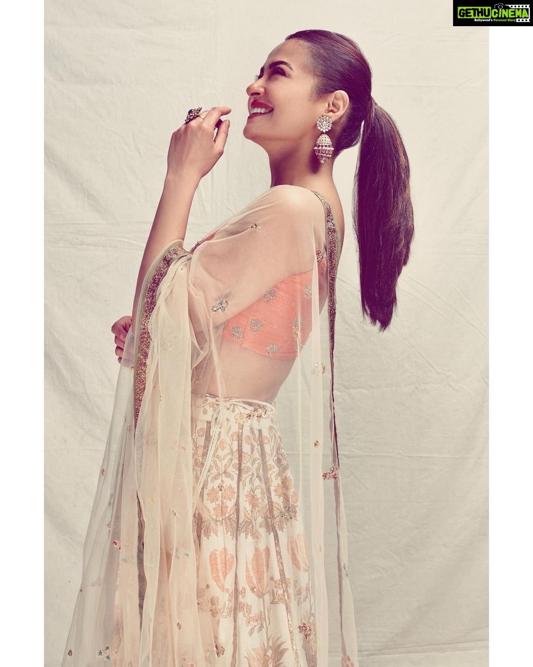 Surveen Chawla Instagram - Happy girls are the prettiest!! Especially when they’re happily dressed up☺️🧡 outfit - @ri_ritukumar Jewelry- @razwada.jewels Potli- @lovetobag Styled by-@who_wore_what_when photography- @sagarmohite96