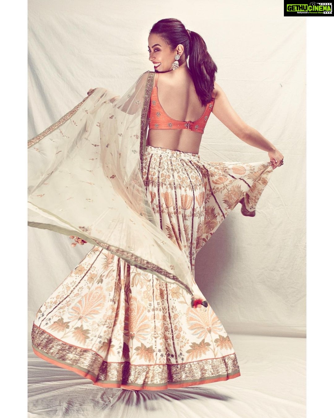 Surveen Chawla Instagram - Happy girls are the prettiest;especially when they’re happily dressed up!! ☺️🧡 outfit - @ri_ritukumar Jewelry- @razwada.jewels Potli- @lovetobag Styled by-@who_wore_what_when photography- @sagarmohite96