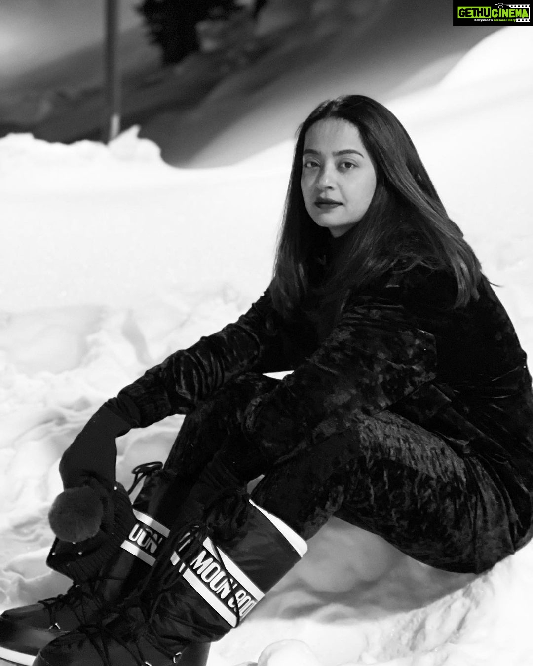 Surveen Chawla Instagram - Black and white 🖤🤍 The Khyber Himalayan Resort & Spa