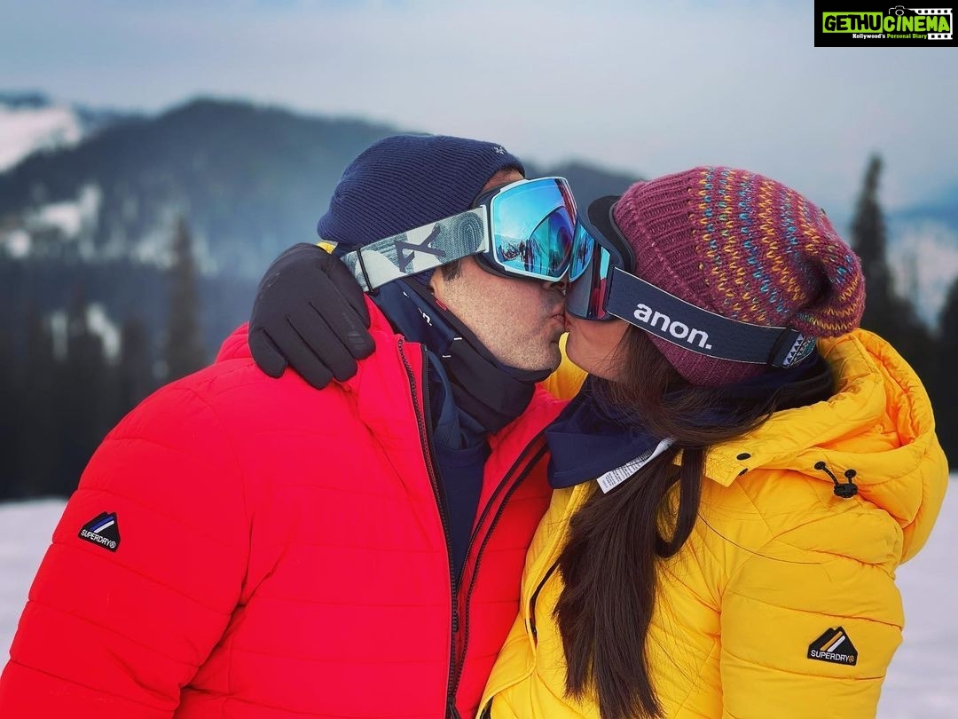 Surveen Chawla Instagram - Kiss karte hue Glasses beech mein aate hain kya??? ....सही जवाब!!! @akshaythakker 👩❤️💋👨❤️🤣 . . . . @jktourismofficial #gulmarg #kashmir #mesmerizing #paradise #beauty #breathtaking #sun #clearskies #snow #mountains #beautifulindia #holiday #vacation #mountainlife #mountaingirl #mountainview #mountaingirlatheart #mountainstories #mountainlove #mountains #jannat #merabharat #romance # romanticgetaway kiss #kissoflove #helmetnahintohglassessahi #love #life #romantic #romanceintheair Highest Gondola in the World, Gulmarg Kashmir