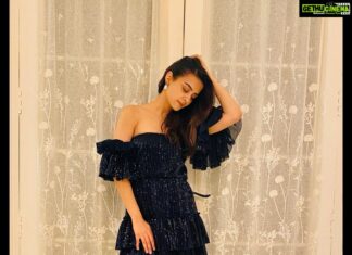 Surveen Chawla Instagram - For the wrap of an exciting project!! Outfit :- @azafashions @kanganatrehanofficial Jewellery:- @minerali_store Stylist:- @theiatekchandaney