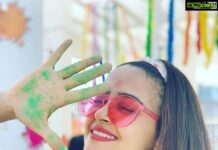 Surveen Chawla Instagram - To a colour filled everyday....To colourful in every way....होली थी, है , और हमेशा रहेगी....🌈 📸 @faisal_miya_photuwale