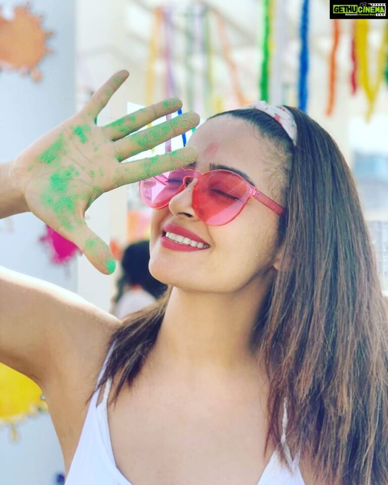Surveen Chawla Instagram - To a colour filled everyday....To colourful in every way....होली थी, है , और हमेशा रहेगी....🌈 📸 @faisal_miya_photuwale