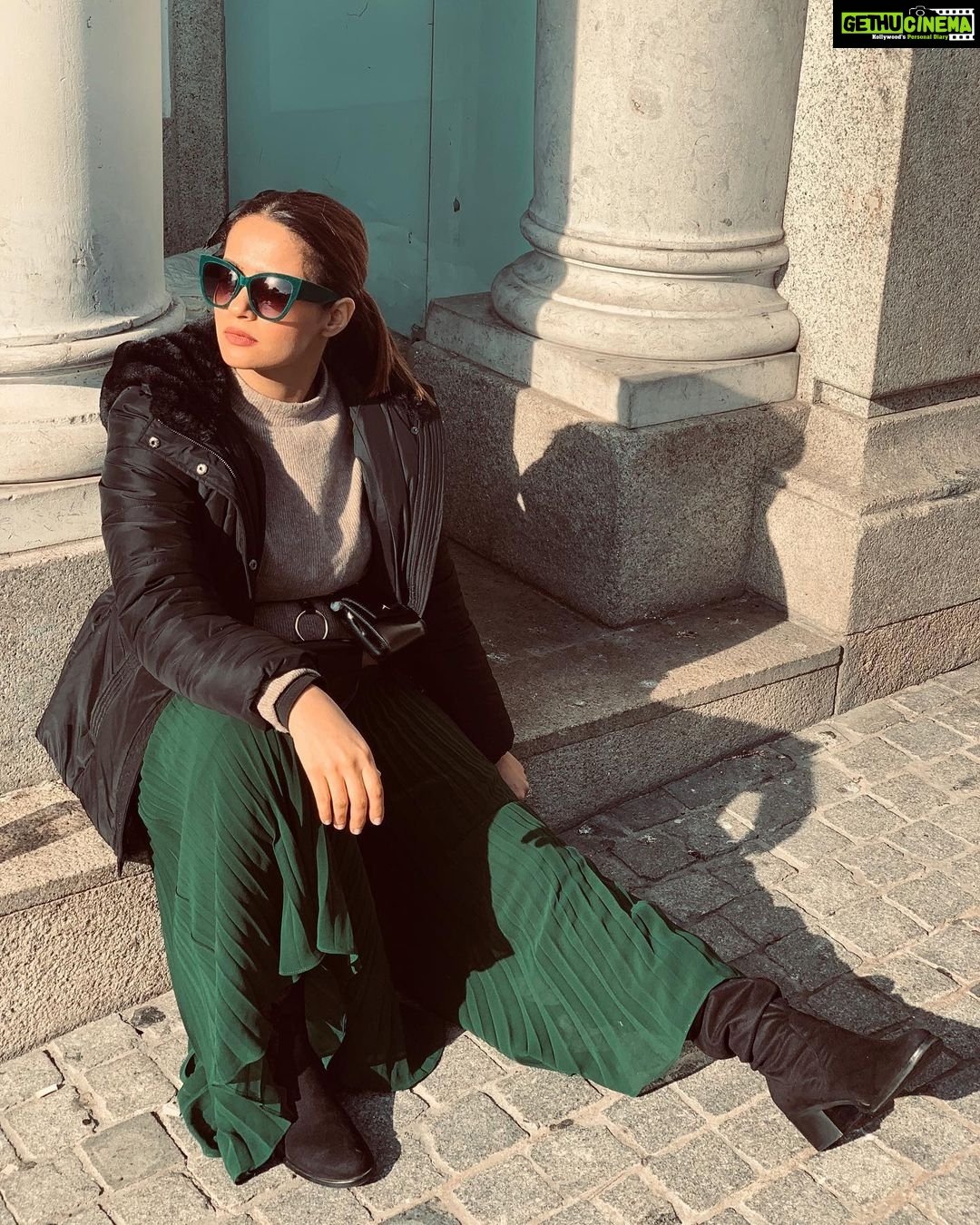 Surveen Chawla Instagram - Of some London sun☀️💚.... #london #traveldiaries #2020 #vacation #holiday 📸 @faisal_miya__photuwale