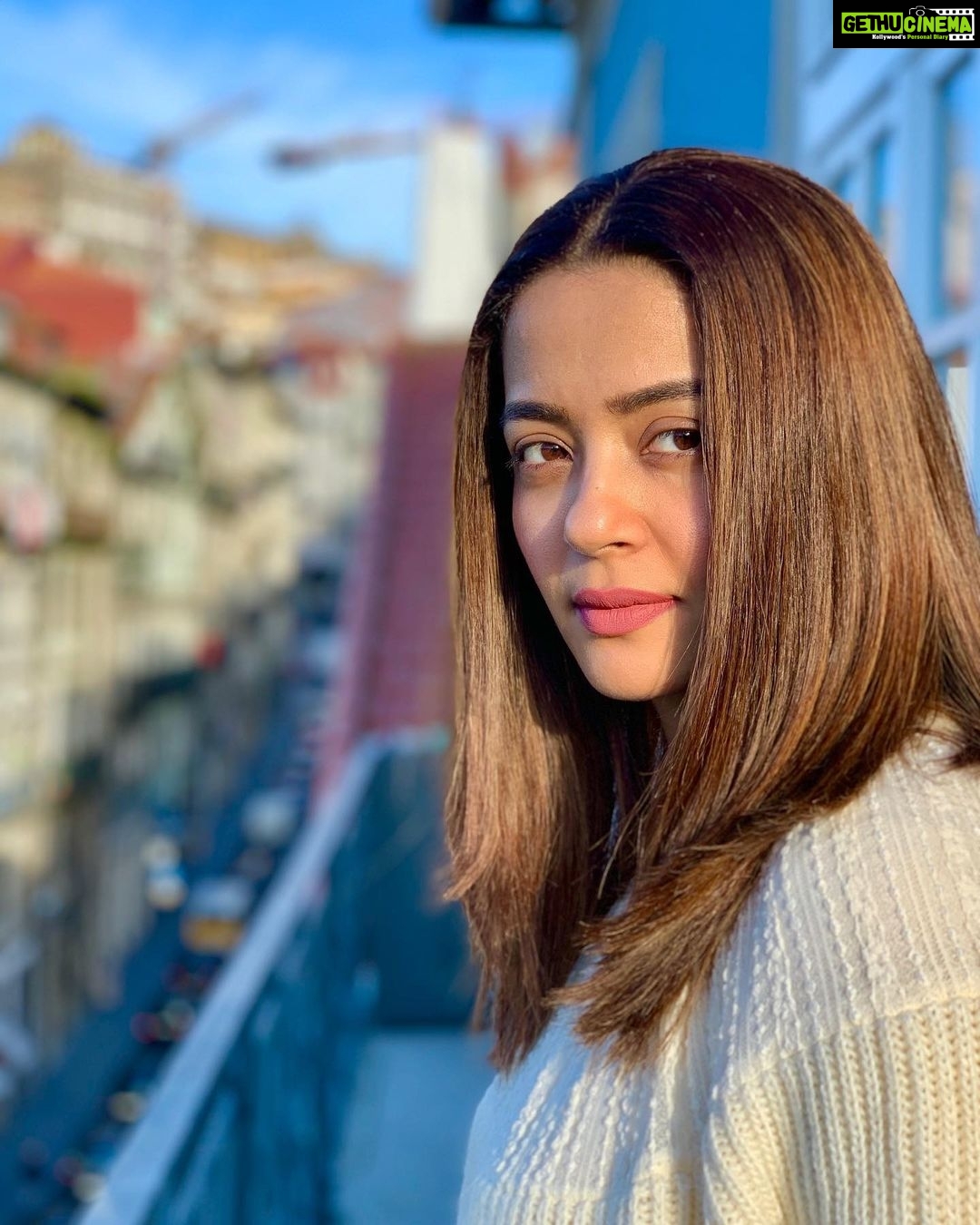 Surveen Chawla Instagram - After long .... ✨ #nofilter #portugal #porto #traveldiaries 📸 @sharadkelkar