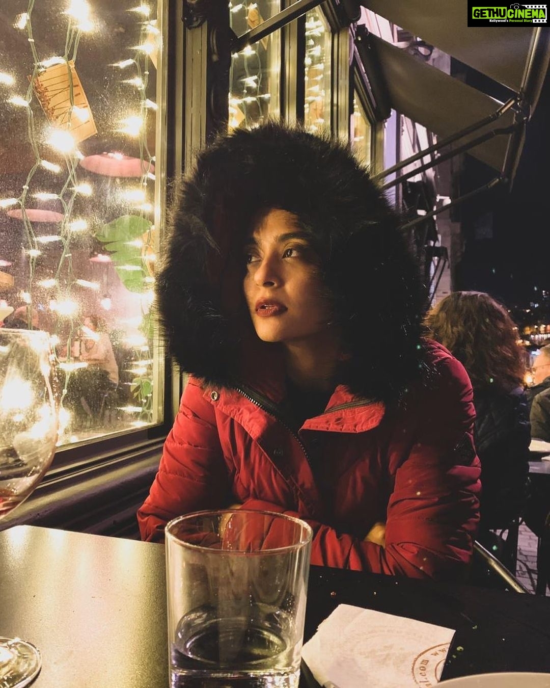 Surveen Chawla Instagram - Feliz Natal from #Porto (Merry Christmas).....🎄🎁 CAL Food and Drink