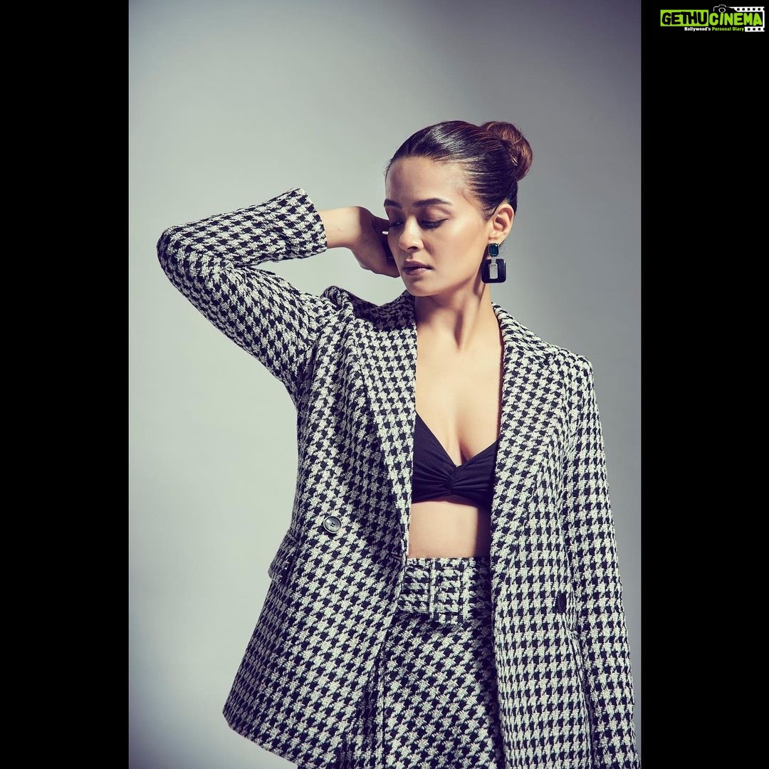 Surveen Chawla Instagram - For #Ghoststories Screening @netflix_in Outfit - @hm Jewellery-@topshop Shoe-@trufflecollectionindia Hair - @charlottewang_hmua Styled by - @who_wore_what_when 📸@ravindupatilphotography