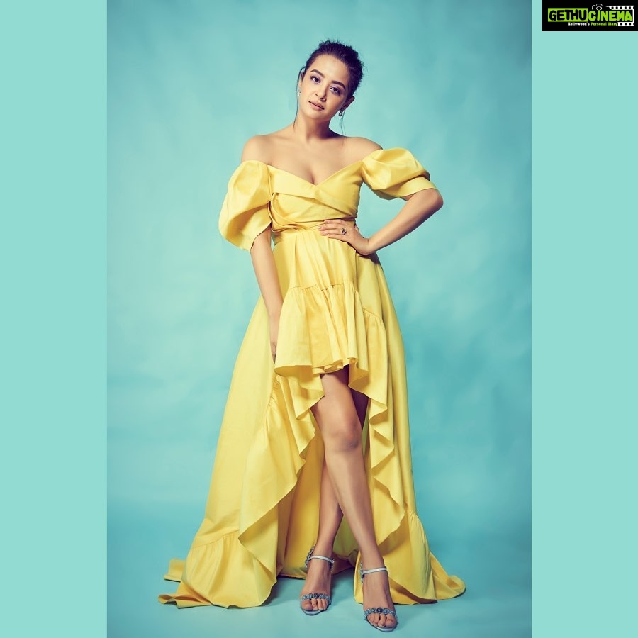 Surveen Chawla Instagram - Last night for #criticschoiceshortsandseriesawards 💛 Outfit- @alinacernatescu Jewellery- @sonisapphire Shoes- @dyutibansalstudio Makeup- @missblender Hair - @tinamukharjee Styled by - @who_wore_what_when 📸- @ravindupatilphotography