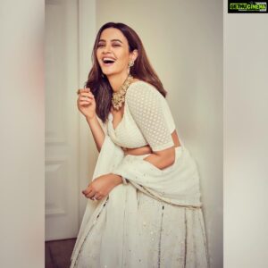 Surveen Chawla Instagram - The White Series 💫  Outfit by @houseofneetalulla
Jewellery by @anmoljewellers
Styled by @warobist @nidasshah  Make Up : Moi  Hair : @tinamukharjee 📸 @ravindupatilphotography