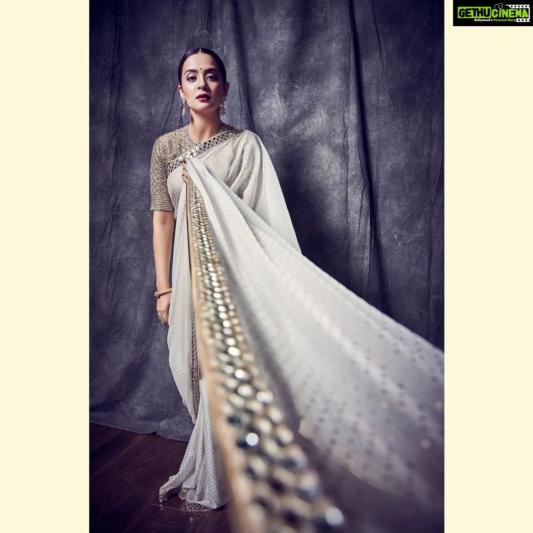 Surveen Chawla Instagram - And Diwali continues💥 Outfit by @houseofneetalulla Jewellery by @razwada.jewels Styled by @warobist @Nidasshah Make Up : Moi. Hair : @gohar__shaikh 📸 @ravindupatilphotography