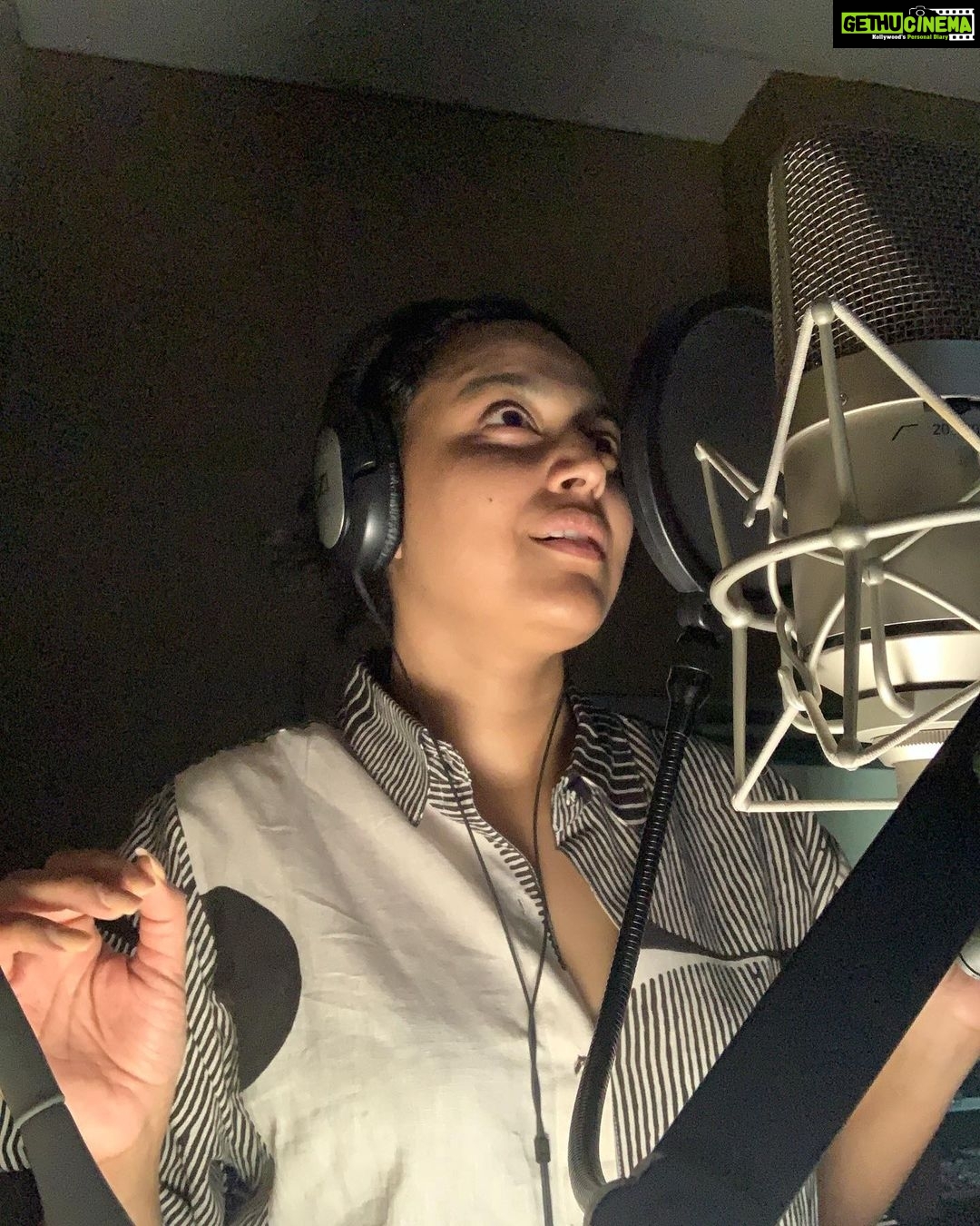Swara Bhaskar Instagram - Sooooo happy to be fit enough to be #backtowork Began dubbing for my film @jahaanchaaryaar … loving the feeling of being back into process of making movies.. Shivangi is an adorable character 🤗 can’t wait for ya’ll to know her! @bachchan.vinod @kamalpandey_7 #jahaanchaaryaar ✨💛