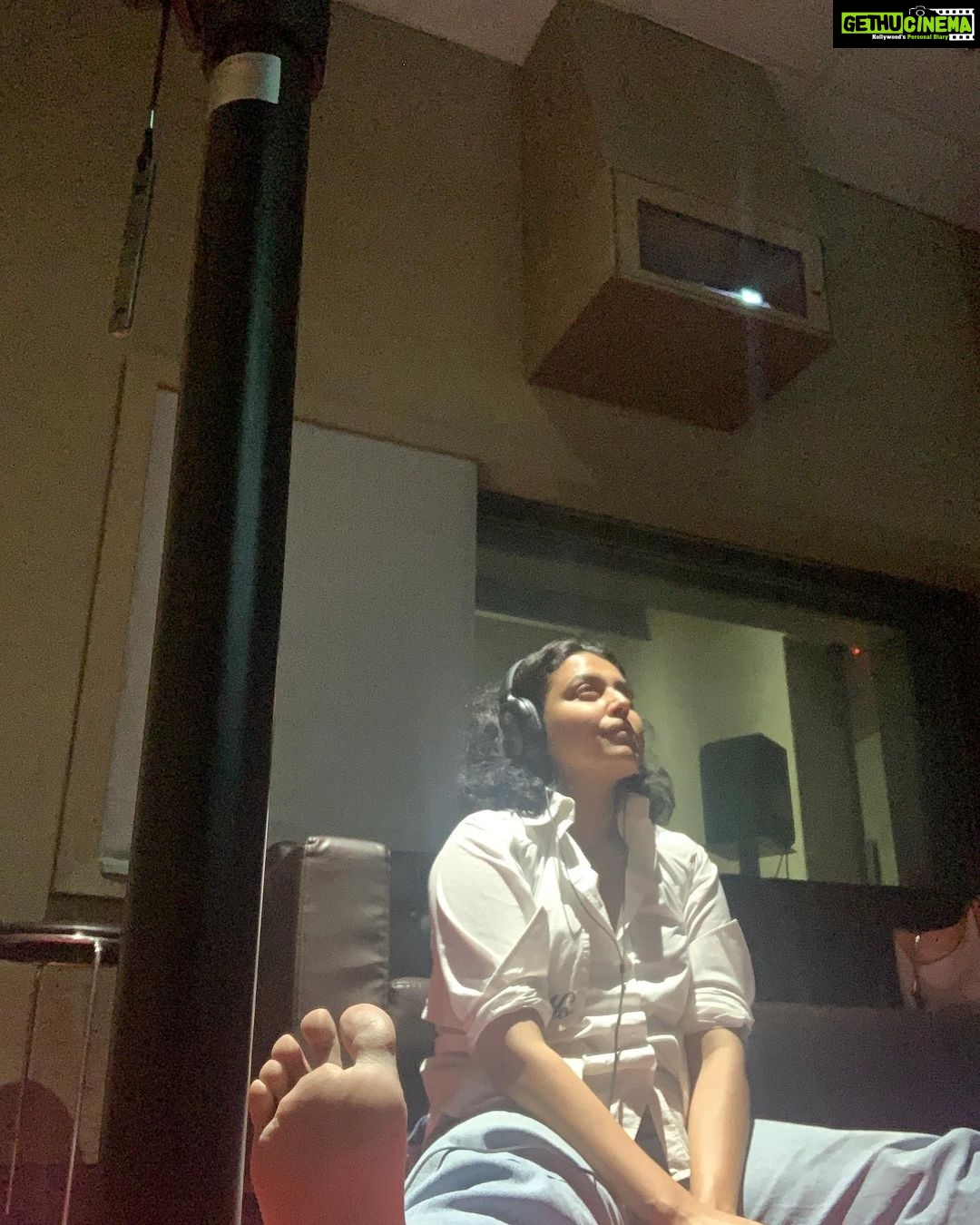 Swara Bhaskar Instagram - Sooooo happy to be fit enough to be #backtowork Began dubbing for my film @jahaanchaaryaar … loving the feeling of being back into process of making movies.. Shivangi is an adorable character 🤗 can’t wait for ya’ll to know her! @bachchan.vinod @kamalpandey_7 #jahaanchaaryaar ✨💛