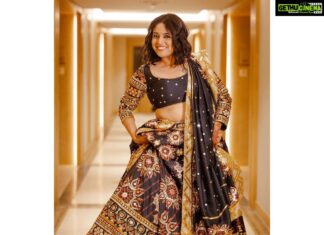 Swara Bhaskar Instagram - Thank you @thesareesneakers for solving the age-old ‘par itney bhaari lehengey mein kaisey dance hoga?’ problem!! 💜 Peeps check the last pic for the ultimate desi shaadi sneaker! Loved it @prifreebee thank uuuuuu for saving me from falling flat on my face in the dances!! 🤗😬😂 . . Outfit: @mayyurgirotracouture Jewellery: @apalabysumitofficial Shoes: @thesareesneakers . Styled by: @prifreebee Make-Up: @makeupbypoojagosain Hair: @stylistsoni Photographs: @thecheesecakeproject @ibhaskarofficial @dubeynitesh90