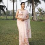 Swara Bhaskar Instagram – I’m normally awkward about wearing sleeveless blouses because even at my fittest I always have these aunty-arms .. At first I thought I’d wear a full sleeve blouse but then @prifreebee reminded me that you look like you feel.. and it’s the year end.. my sister and my best friend got married, the whole family got together and had a baller celebration, ate some delish food, and felt awesome. So here I am at the end of 2021, happy, grateful, and feeling beautiful 💛✨💕

Outfit: @picchika 
Jewellery: @apalabysumitofficial 
.
.

Styled by: @prifreebee 
Make up: @makeupbypoojagosain 
Hair: @stylistsony 
Pics: @thecheesecakeproject , @ibhaskarofficial , @dubeynitesh90