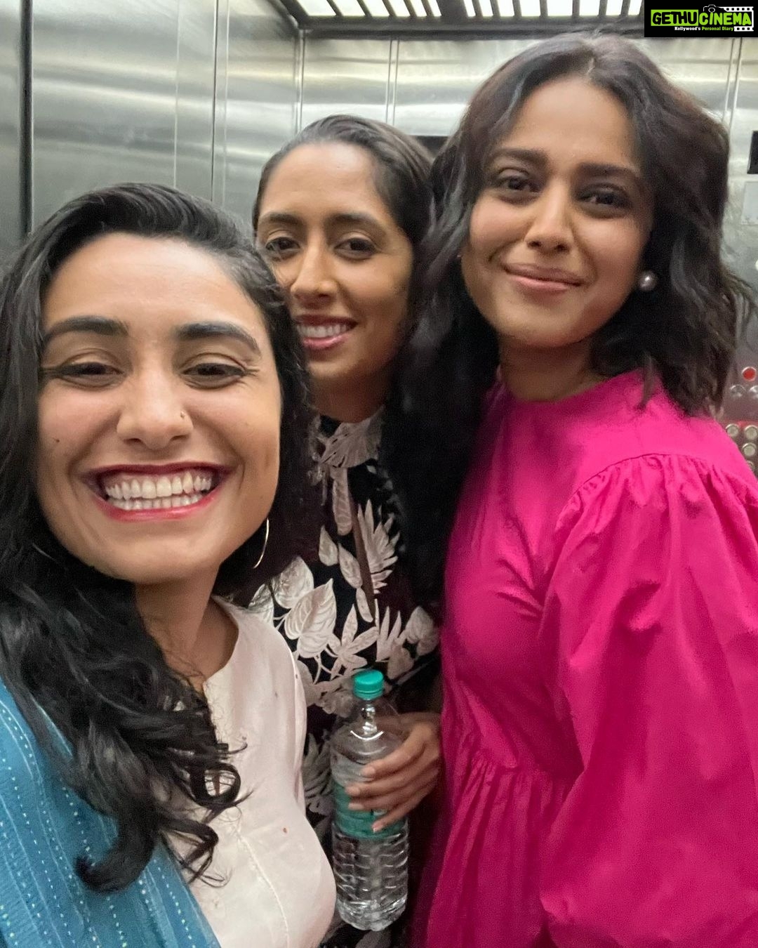 Swara Bhaskar Instagram - This guy is just all π @ranveersingh - big talent, big heart, massive star! Ranveer is stellar in his restrain, charisma, and magnetic presence in @83thefilm .. @deepikapadukone is all soul! Took my lilβ cousins @rassithelassi @umaguar for a Bollywood film premiere experience! We had a blast β¨π