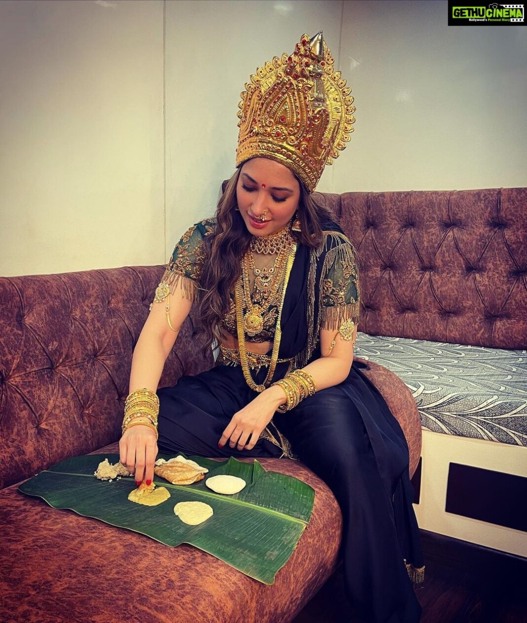 Tamannaah Instagram - I feel like a goddess when I eat on a banana leaf! It’s easy to find, and great for the environment too! Going back to the roots one step at a time! @luke_coutinho #backtotheroots #simpleliving #bananaleaf #yummyinmytummy #healthylifestyle #thenewreligionlifestyle