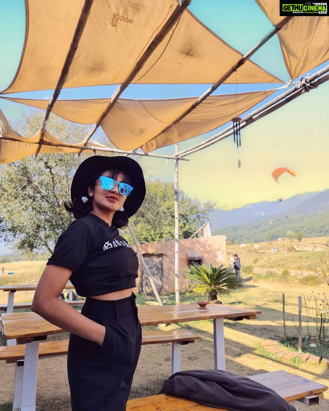 Tejaswi Madivada Instagram - The feeling I'm feeling I know it's a reason I want it the rest of my life. #birbillingparagliding