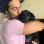 Thakur Anoop Singh Instagram - Merry Christmas from your fit Santa and his black reindeer shadow!! May your 2022 bring you luck, prosperity and many more good news for you! Amen! #Thakuranoopsingh #shadow #labradorpuppy #dogsofinstagram #christmas #happynewyear