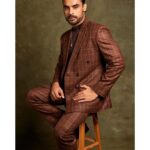 Tovino Thomas Instagram - Everything you've ever wanted badly is one step outside your comfort zone. Go get it! 🏃🏽‍♂️ @netflix_in @taras84 - Photographer @vinitamakhija - Stylist @hridadeepakmakeupandhair - Hair @nidafarooquii - Make up #stepout #hustle #challengeyourself #hardwork #grateful