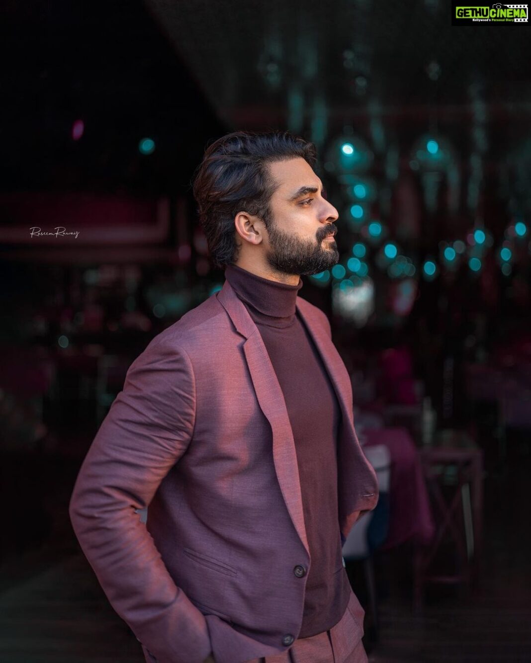Tovino Thomas Instagram - Dreams don’t work unless you do ✨ Look : @herringboneandsui Styling : @shreejarajgopal 📸 : @raseem.ruwaiz #suitup #showup #dubai #promotions #minnal