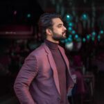 Tovino Thomas Instagram - Dreams don’t work unless you do ✨ Look : @herringboneandsui Styling : @shreejarajgopal 📸 : @raseem.ruwaiz #suitup #showup #dubai #promotions #minnal