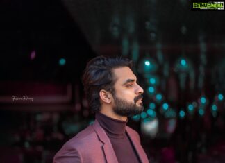 Tovino Thomas Instagram - Dreams don’t work unless you do ✨ Look : @herringboneandsui Styling : @shreejarajgopal 📸 : @raseem.ruwaiz #suitup #showup #dubai #promotions #minnal