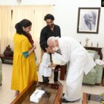 Tovino Thomas Instagram - What a wonderful way to wrap up the eventful and beautiful year of 2021! It was lovely meeting the Hon'ble Governor Of Kerala, Shri Arif Mohammed Khan Sir and I am overwhelmed by the warmth and love he and his loving and extremely sweet family, extended us. Izza sure is a fan ! Also super stoked to know all of them loved #MinnalMurali 😊 Honoured and extremely happy . @arifmohammedkhann @mustafaarif21 @kabeer737 #happiness #honoured Raj Bhavan (Kerala)