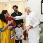 Tovino Thomas Instagram - What a wonderful way to wrap up the eventful and beautiful year of 2021! It was lovely meeting the Hon'ble Governor Of Kerala, Shri Arif Mohammed Khan Sir and I am overwhelmed by the warmth and love he and his loving and extremely sweet family, extended us. Izza sure is a fan ! Also super stoked to know all of them loved #MinnalMurali 😊 Honoured and extremely happy . @arifmohammedkhann @mustafaarif21 @kabeer737 #happiness #honoured Raj Bhavan (Kerala)
