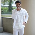 Tovino Thomas Instagram – For the love of white 😉

Look @anushepirani 
Styling @shreejarajgopal

#white #minnalmurali #promotions