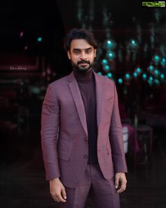 Tovino Thomas Instagram - Dreams don’t work unless you do ✨ Look : @herringboneandsui Styling : @shreejarajgopal 📸 : @raseem.ruwaiz #suitup #showup #dubai #promotions #minnal
