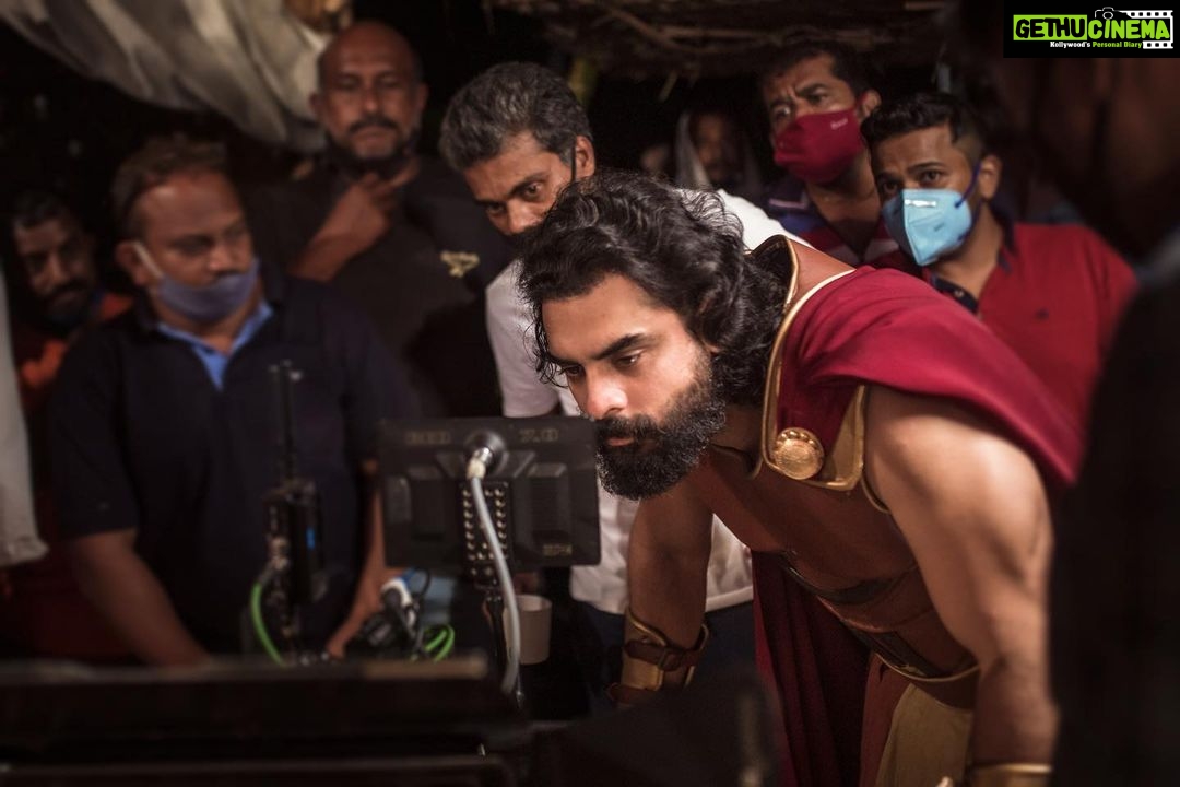Tovino Thomas Instagram - Ensuring that everyone got what they wanted π Under the very careful supervision of Basil, Sameerkka and Manu chettan π @ibasiljoseph @sameer_thahir @manujagadh #minnaldays #playback #check #correct #perfect #shootdiaries