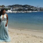 Usha Jadhav Instagram - #Cannes2021 #CannesFilmFestival #Cannes74 con @alexcortescalahorra el vestido es de #EstherNoriega @esthernoriega #SangerCollection @festivaldecannes #canneslacroisette #actorslife Cannes La Croisette