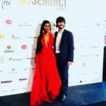 Usha Jadhav Instagram - #Repost @alexcortescalahorra with @jadhavusha @make_repost ・・・ Alfombra verde para concluir un maravilloso festival. Viva la @seminci_oficial ! Gracias por tan buen cine de autor y por seleccionar @Carrascamovie en #63Seminci Gracias #droversmoda por vuestro traje y a #esthernoriegadesign por el vestido de Usha Jadhav #carrascalapelicula #CineEspañol #AragonesesdeCine #lockdown2020 #lockdown #quarantine #corona #covid_19