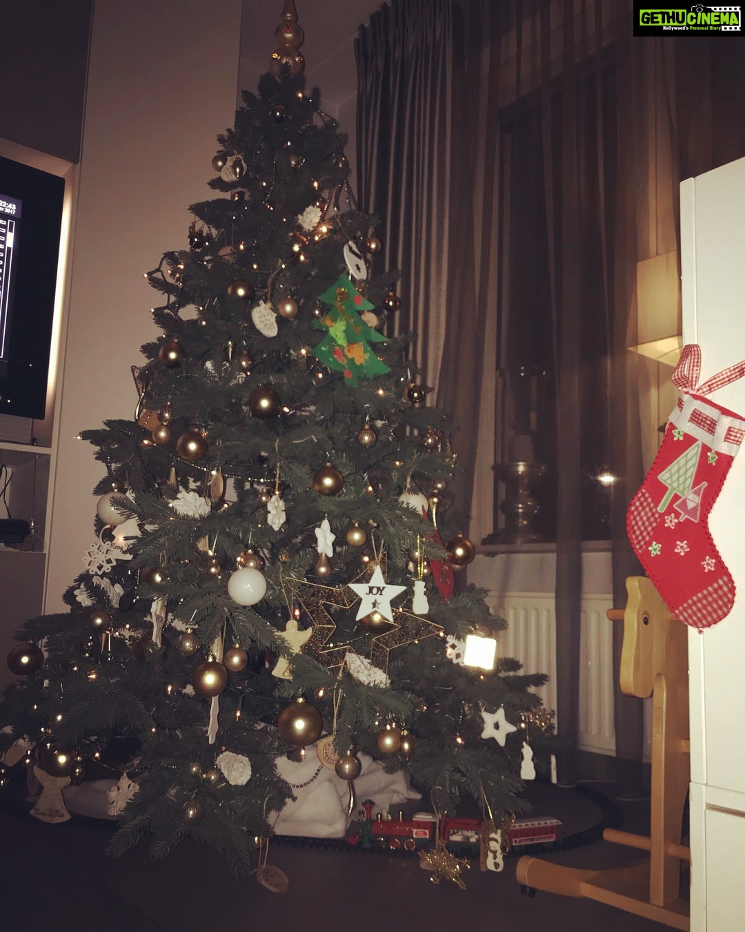 Vaani Kapoor Instagram - CHRISTMAS MONTH!!!! 😍😍😍#famjam