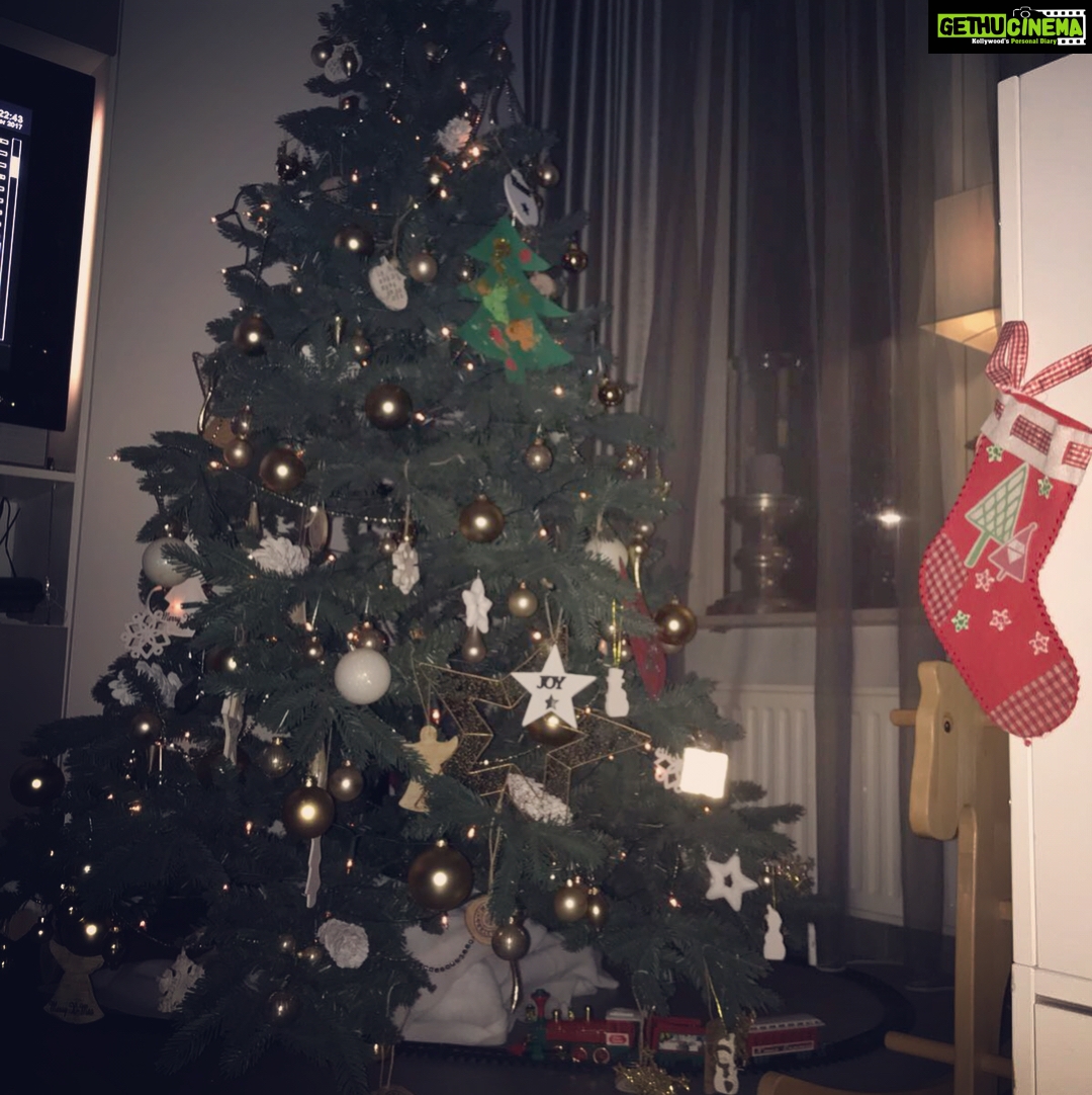 Vaani Kapoor Instagram - Merry Christmas Everbody!!!! Spend it with your Loved OnesππβοΈπππππ