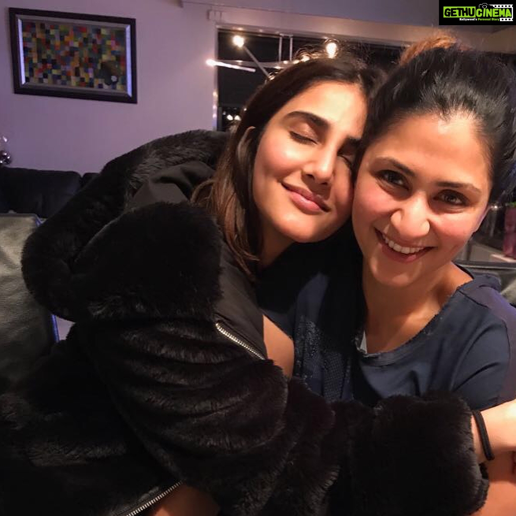 Vaani Kapoor Instagram - It's always better when we're all together👾 #famtime ♥️