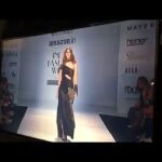 Vaani Kapoor Instagram - About tonight #HonorShow at #AIFWAW17 @HiHonorIndia #fdci  @HiHonorIndia @huaweiindia @thefdci @amazonfashion #SWAGphoneHonor6X  #fdci  #Faceofhonor #honor6X #honorshow