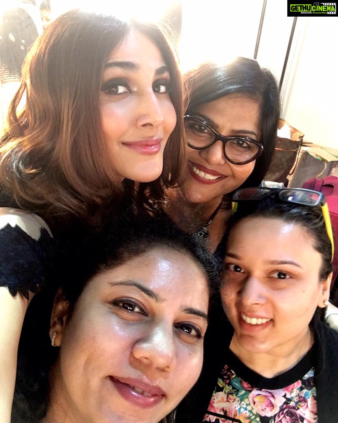 Vaani Kapoor Instagram - Happy Faces Happy Vibes!!😀 backstage @amazonfashion @thefdci #honorshow @HiHonorIndia