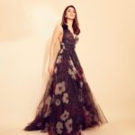 Vaani Kapoor Instagram - Let's go Down, Down to Gown Town 🖤