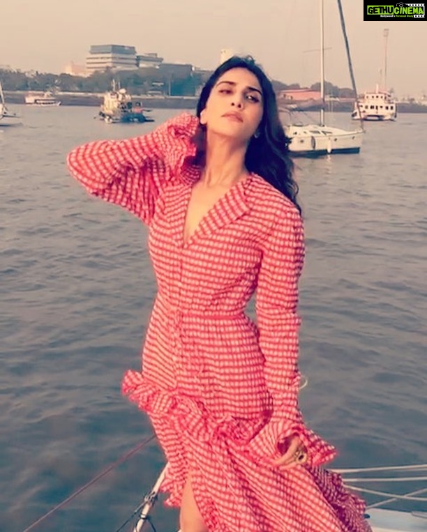 Vaani Kapoor Instagram - Behind The Scenes #Elleđź’–