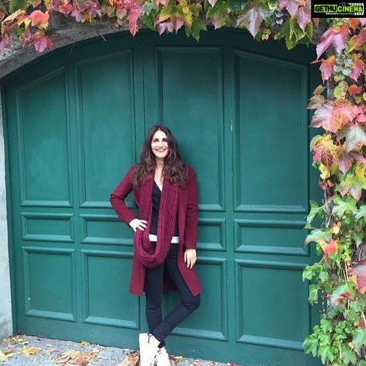 Vaani Kapoor Instagram - Knock Knock. Qui est la'? #carefreeinparis #igersparis